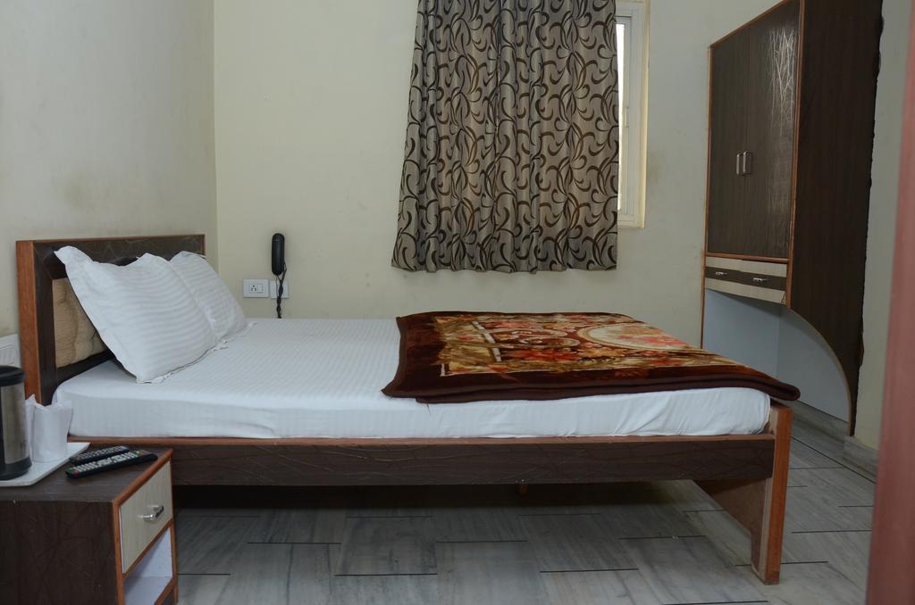Oyo 15242 Hotel Rathi Palace Джайпур Екстериор снимка