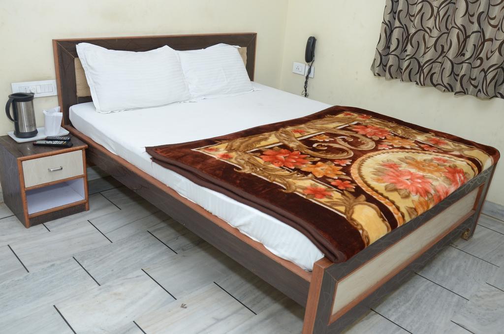 Oyo 15242 Hotel Rathi Palace Джайпур Екстериор снимка