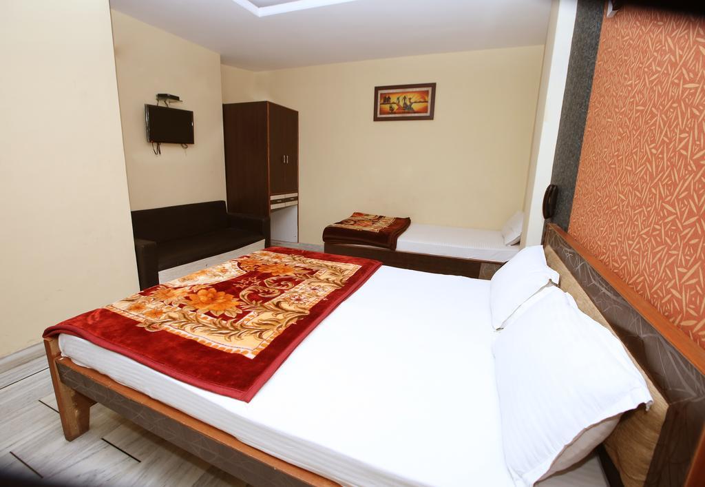 Oyo 15242 Hotel Rathi Palace Джайпур Екстериор снимка